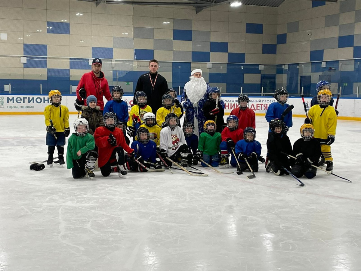 27 декабря в ФСК с ледовой ареной состоялись товарищеские встречи по хоккею с шайбой между командами 2015 - 2017 г.р.