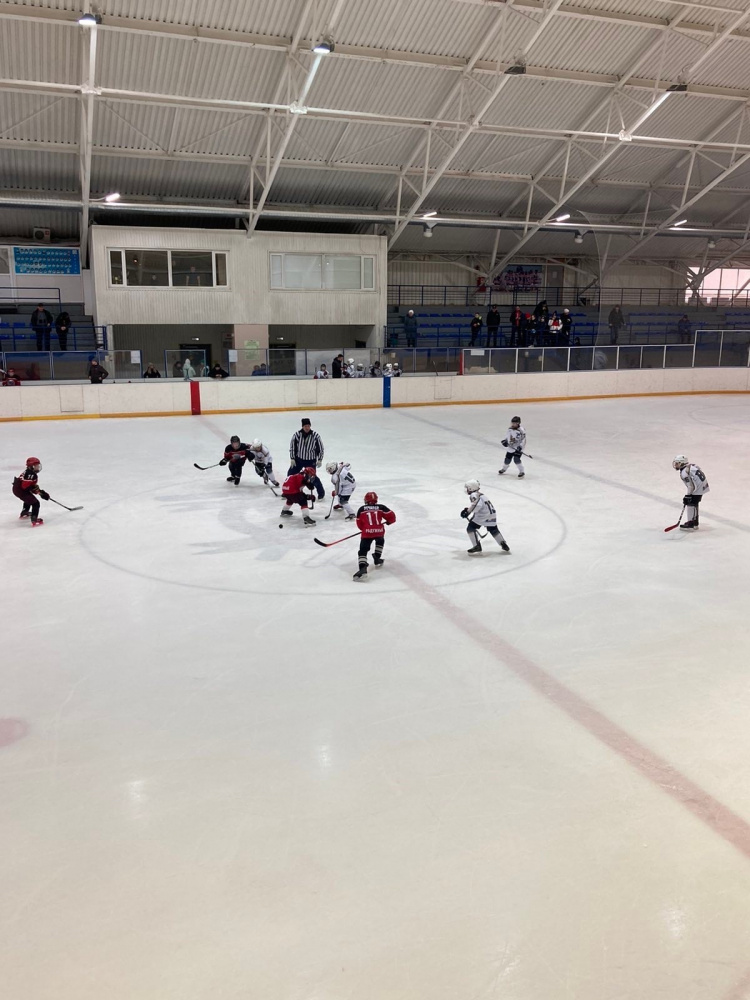 Второй день и третья игра Открытого турнира по хоккею» среди юношей 2012 г.р. в г. Нижневартовске.